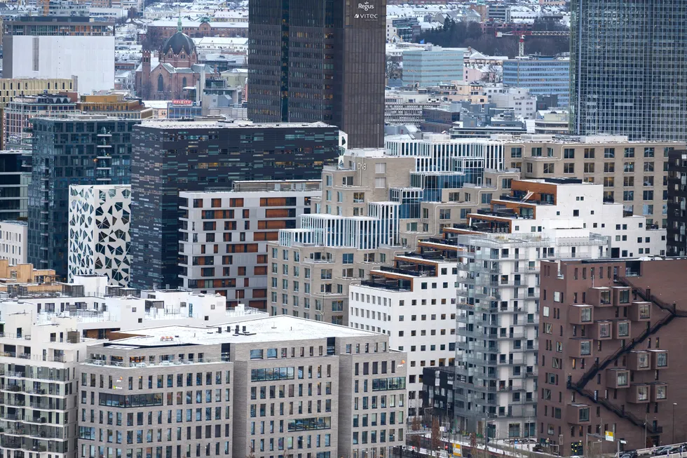 Eieren av finansrådgivningsselskapet og en av de ansatte er tiltalt i saken. Selskapet hadde kontorer i Barcode i Oslo.