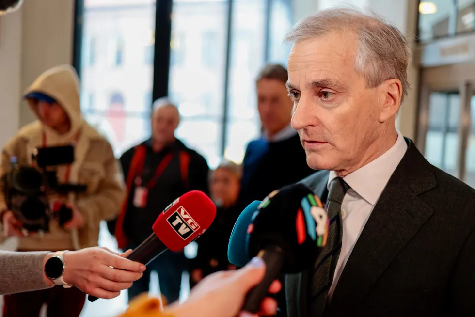 Statsminister Jonas Gahr Støre (Ap) snakker med media etter et møte med reineierne fra Fosen på Statsministers kontor fredag forrige uke.