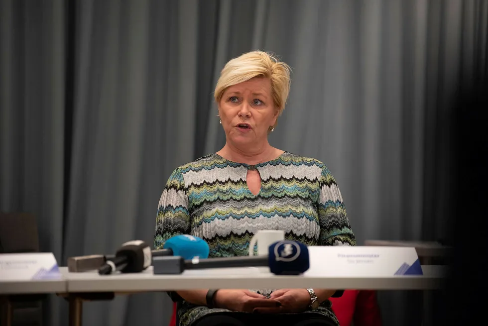 Finansminister Siv Jensen (Frp) er klar for å finne riset bak speilet for å stramme opp forbrukslånsbankene.