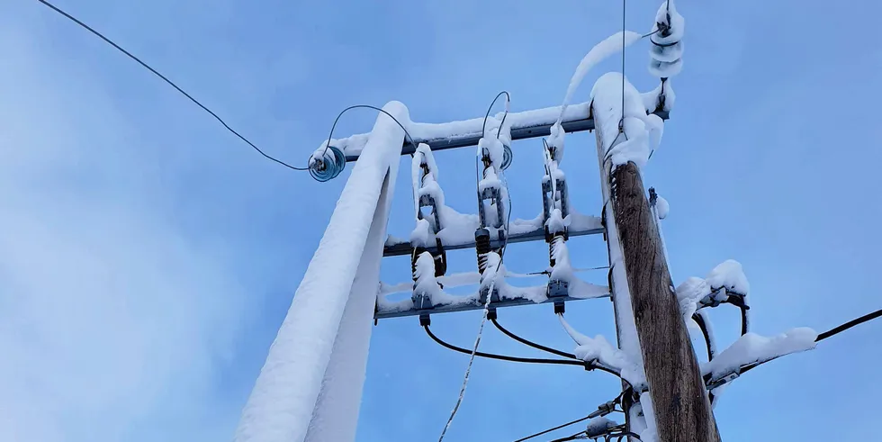 I tillegg til massivt forbruk og stengte kraftverk bidrar snø og is på linjer til nettkaoset i Texas