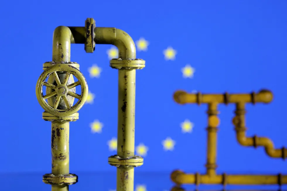 Natural gas used in power generation fell steadily in June as renewable energy sources expanded their share of the energy mix.