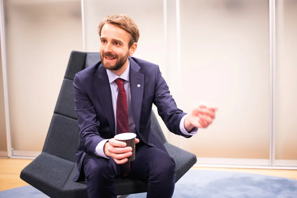 Næringsminister Jan Christian Vestre (Ap) må ta stilling til om Norge bør vente med en handelsavtale med Kina.