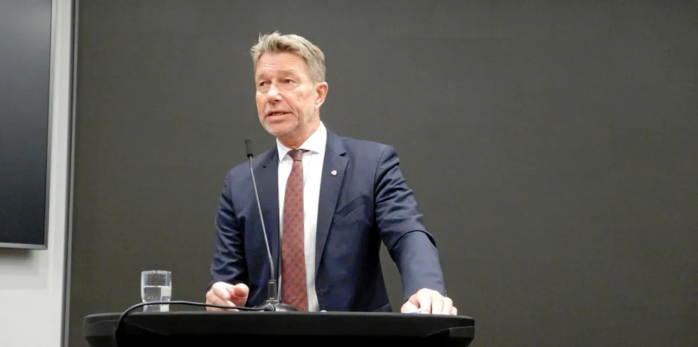 Olje- og energiminister Terje Aasland fikk spørsmål om hvilke vurderinger som ligger til grunn for salget av kraftverket på Nyhamna.