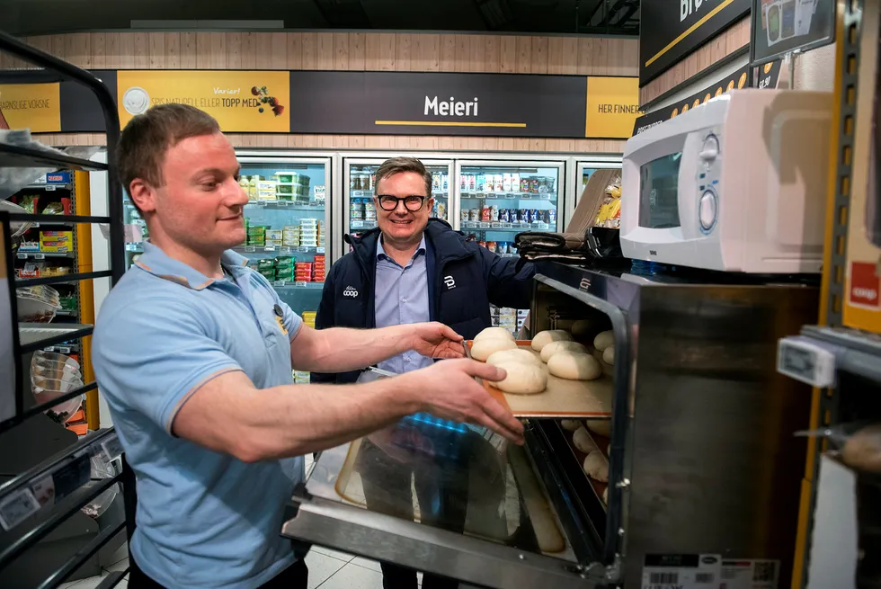 «Mat på farten» er noe kjededirektør Håvard Jensen i Coop satser på i sine «nye» Coop Prix butikker. Butikksjef Erdal Krckov gjør klar ett brett boller til steking i pilotbutikken i Oslo.