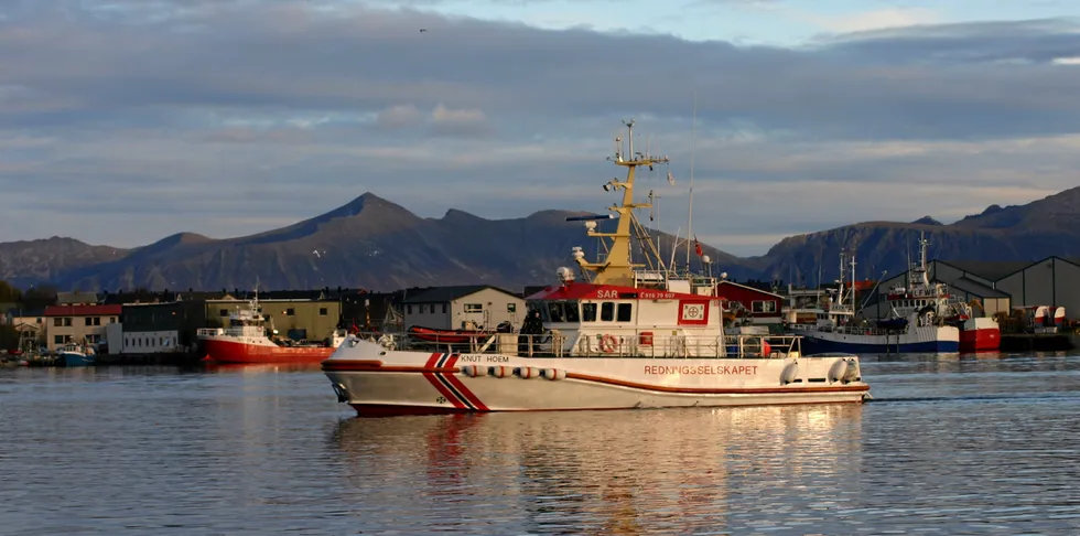 Redningsskøyten på Myre, «Knut Hoem», har hentet fiskebåten «Bjørnson» som har fått garn i propellen lang til havs nord for Senja.