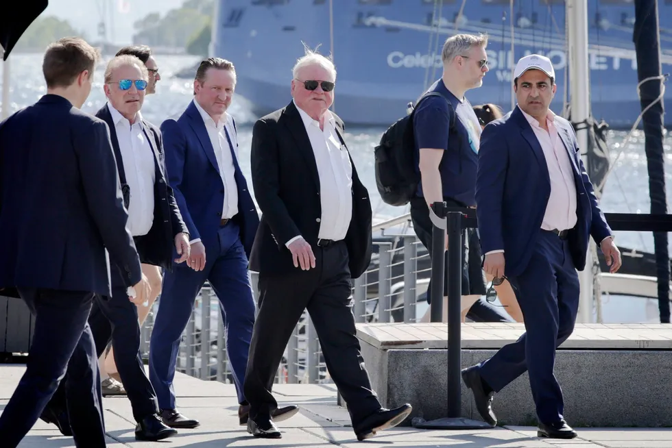 John Fredriksen (i midten) på Tjuvholmen tidligere i år. Her går han blant annet med Thorolf Aurstad (til venstre for Fredriksen), finansdirektør Seatankers. Nå har Fredriksen og Seatankers saksøkt Aeternum Management etter at milliardæren bestemte å trekke ut sin investering i fondet Aeternum Capital.
