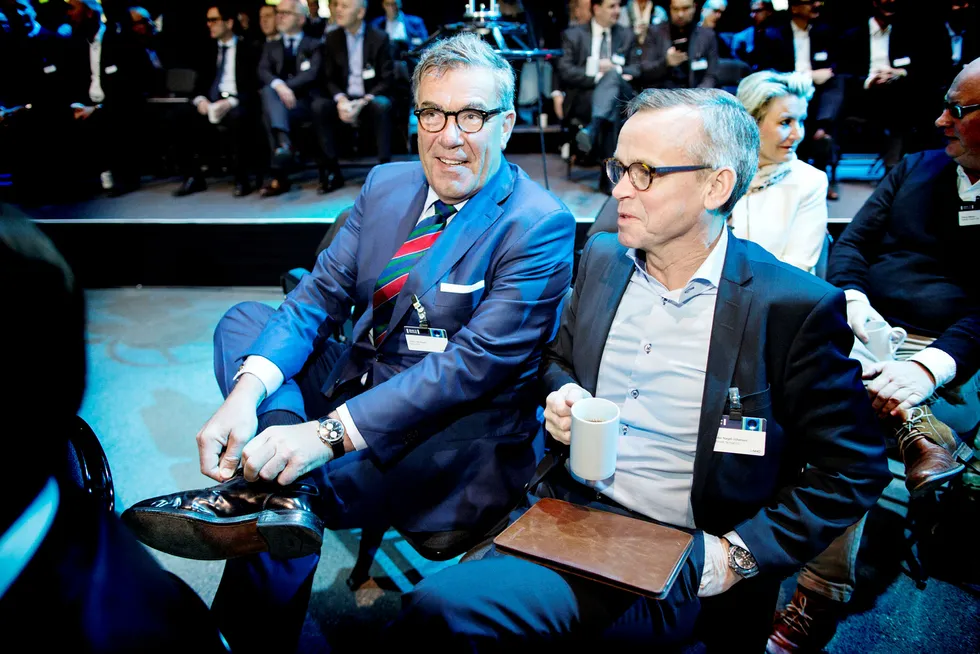 Hagen-familien eier cirka 24 prosent av aksjene i Orkla. Her er Stein Erik Hagen (til venstre) under NHOs årskonferanse tidligere i år sammen med Atle Vidar Nagel-Johansen i Orkla Foods Norge. Foto: Ida von Hanno Bast