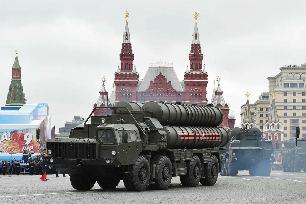 President Recep Tayyip Erdogan skaffer Tyrkia et russisk luftforsvarssystem S-400 som ikke kan integreres med Natos systemer. Her vises S-400 under en militære parade i Moskva tidligere i år. Foto: Natalia Kolesnikkova/AFP/NTB Scanpix