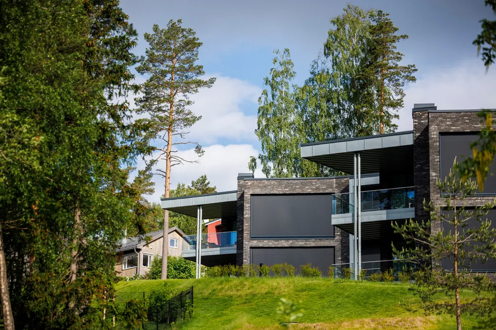 Boligen i midten av bildet, i Doktor Holms vei i Holmenkollen, har nå skiftet hender. Den er smykket med italiensk kjøkkendesign, vinduer fra gulv til tak og egen velværeavdeling, blant annet.