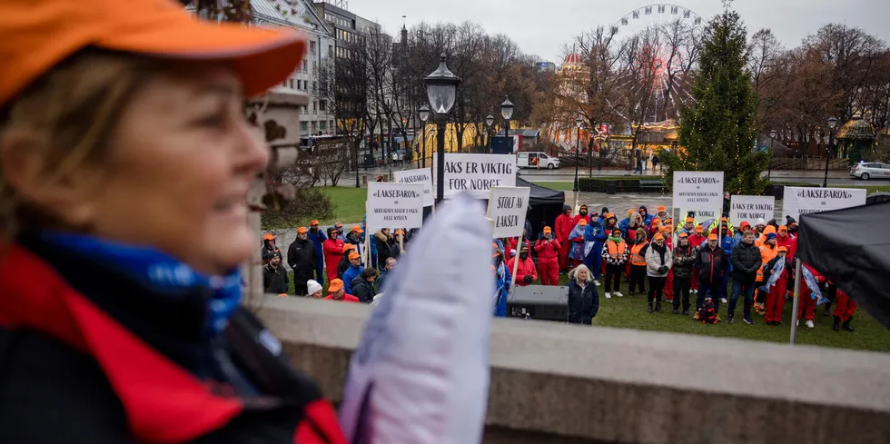 Laksearbeidere fra Frøya og andre steder langs kysten markerte i høst sin motstand mot den foreslåtte grunnrenteskatten på lakseoppdrett.