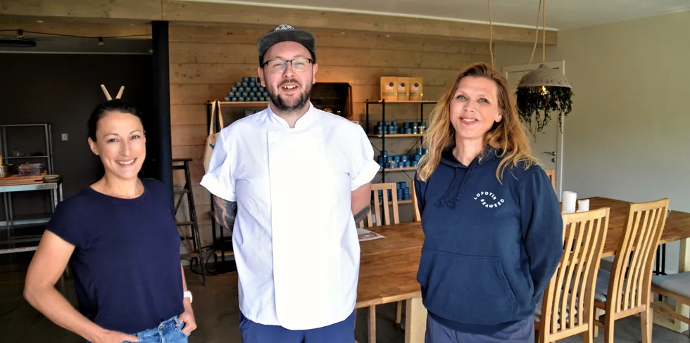 Taregründerne Tamara Singer (tv) og Angelita Eriksen sammen med kokk Sean Derwin åpnet i fjor opp eget kokkestudio på Napp.
