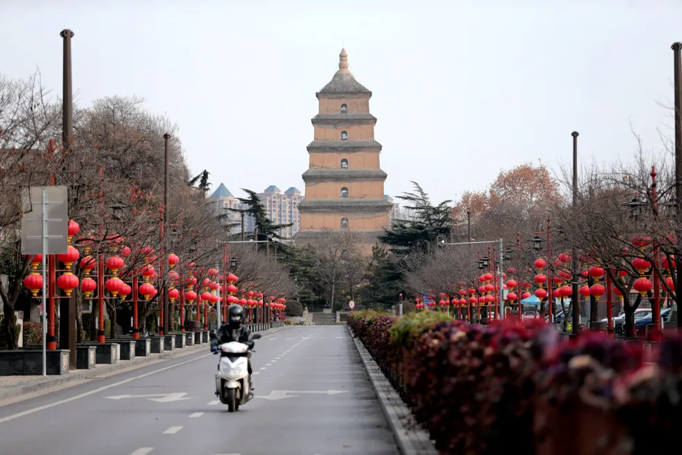 Den kinesiske millionbyen Xian i Shaanxi-provinsen har vært nedstengt i to uker. Det meldes om matvaremangel og frustrasjon. Restriksjonene vil vare til det ikke registreres lokal smitte.