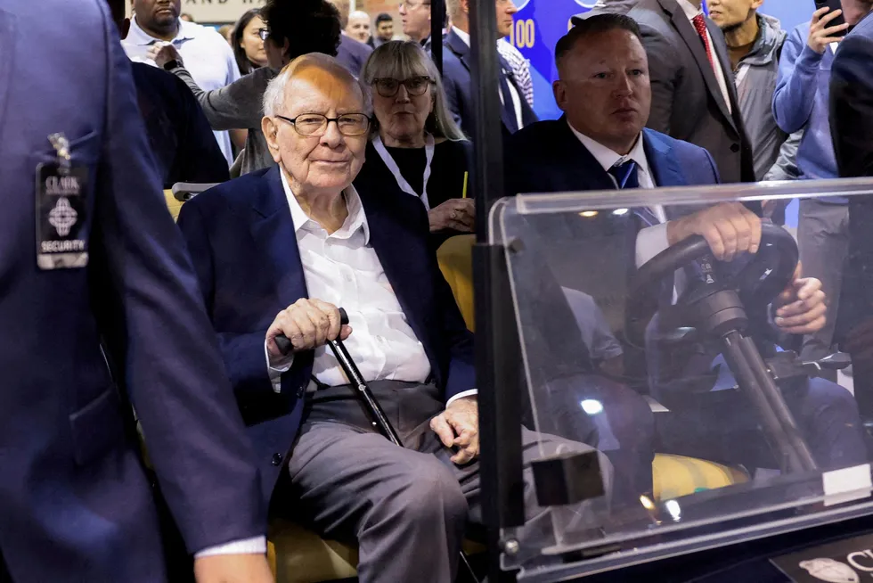Investorlegenden Warren Buffett (94) holder koken. Her fra fjorårets generalforsamling i Omaha, Nebraska.