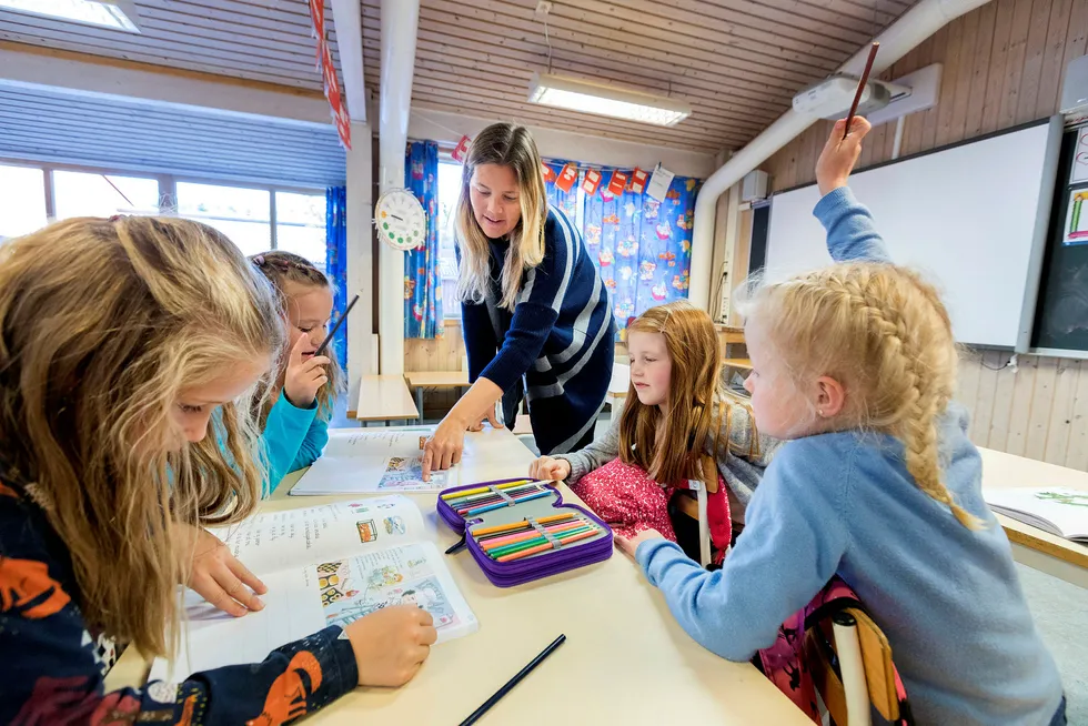 Resultatene viser store forskjeller mellom kommuner. Dersom man på mellom- og ungdomstrinnet sammenligner de ti prosent beste kommunene med de ti prosent dårligste, tilsvarer forskjellen i læring nesten et helt skoleår.