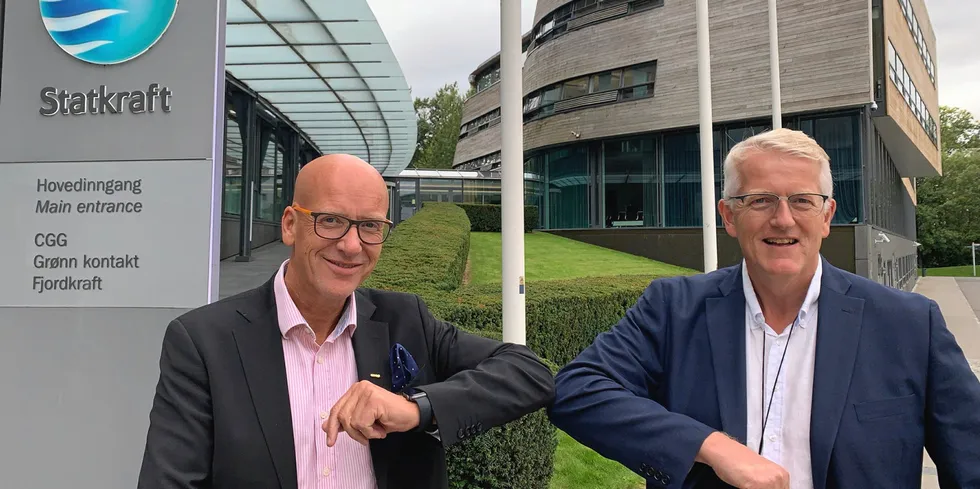 Geir Inge Stokke, konsernsjef i Coop Norge (t.v) og Svein Ove Slinde, administrerende direktør i Statkraft Varme har inngått avtale som gjør at Coop skal levere 25 GWh spillvarme til Statkraft.