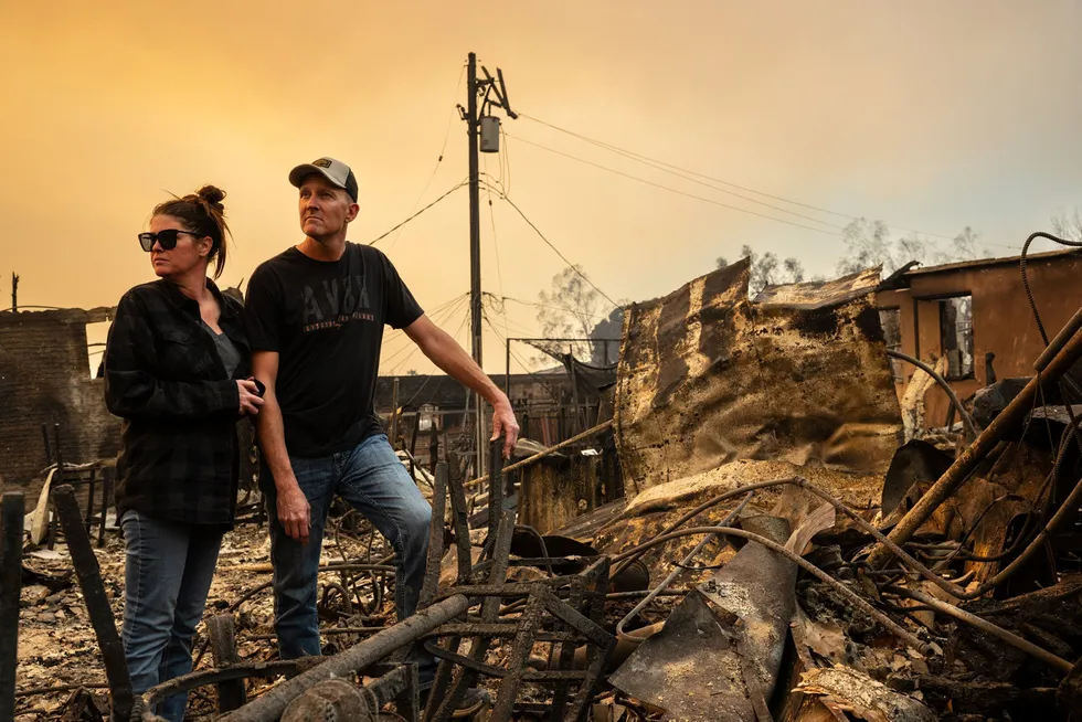 Chris og Christina Larson ser på ruinene av virksomheten deres, Rancho Bar, som ble ødelagt av Eaton-brannen i Altadena, California. Paret mistet også sitt nærliggende hjem i brannen.