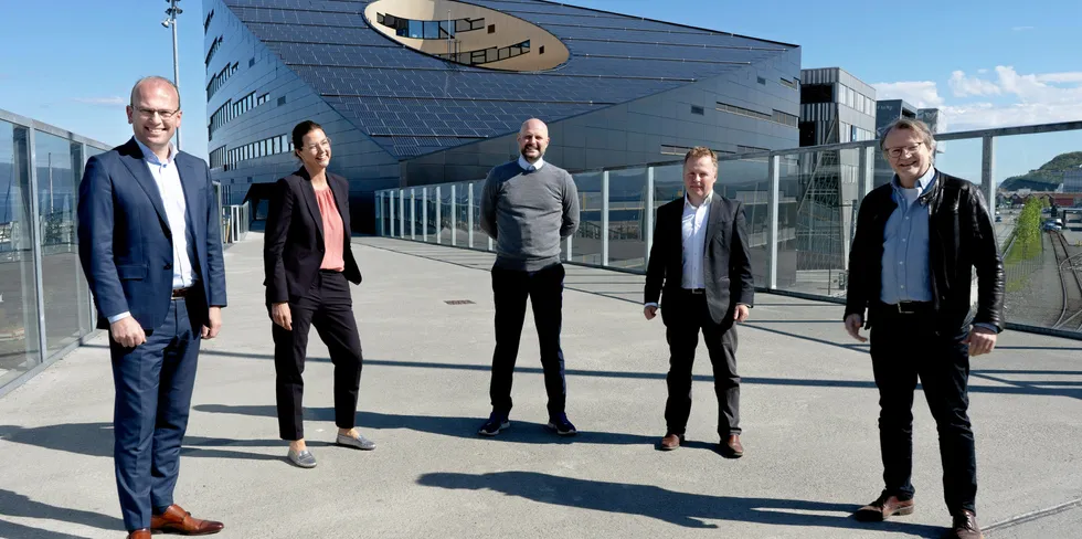 Nå kan disse slippe jubelen løs. Fra venstre Kristian Dahlberg Hauge i Trondheim kommune. Stine Hostad fra Entra, Bengt Eidem fra Tensio, Stig Tore Laugen og Bernhard Kvaal i Trønderenergi. Powerhouse i bakgrunnen.