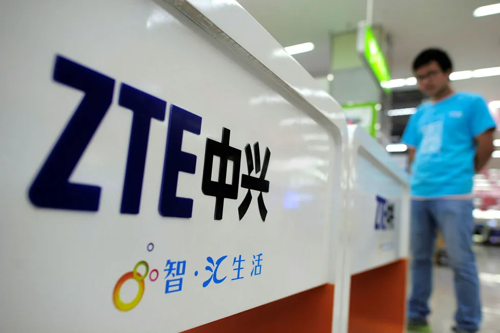 ZTE-reklame i en butikk i Wuhan sentral i Kina. Det kinesiske selskapet skal nå ha inngått forlik i striden med amerikanske myndigheter. Foto: AP / NTB scanpix