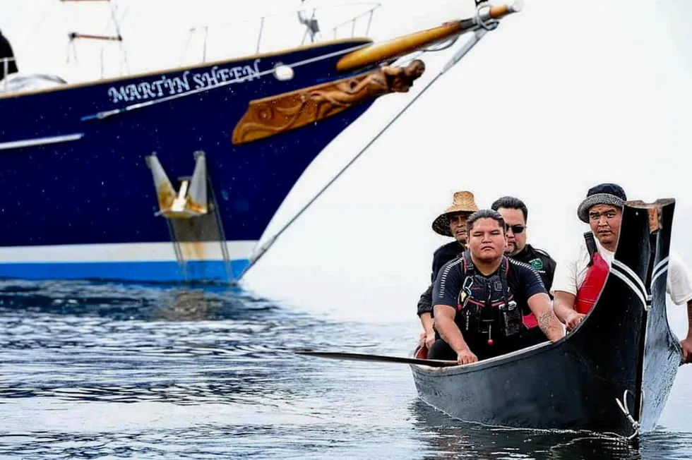 I 2017 krevde Namgis, og andre urbefolkningsgrupper, at all oppdrett av laks skal fjernes fra Broughton Archipelago. Protesten førte til den første avtalen i sitt slag mellom kanadiske myndigheter og urbefolkningen – First Nation, om en overgangsplan til lukket oppdrett.