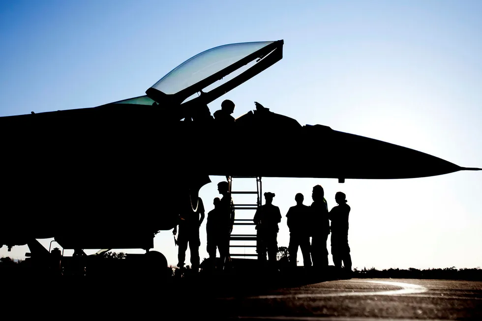 Regimeendring i Libya var ikke en målsetning for norske myndigheter. Norge var likevel med på en militæroperasjon som var klart medvirkende til at regimet falt. Her et jagerfly på Souda Air Base på Kreta etter deltagelse i Libya.