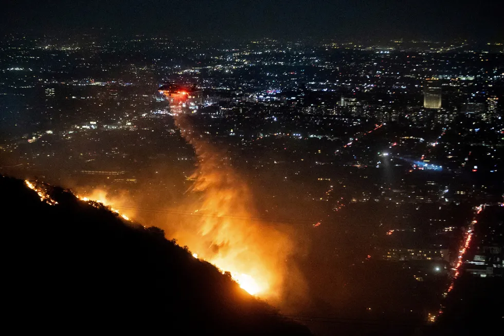 En ny skogbrann har brutt ut i Los Angeles, denne gang i Hollywood Hills (bildet). Totalt seks branner pågår nå på samme tid.