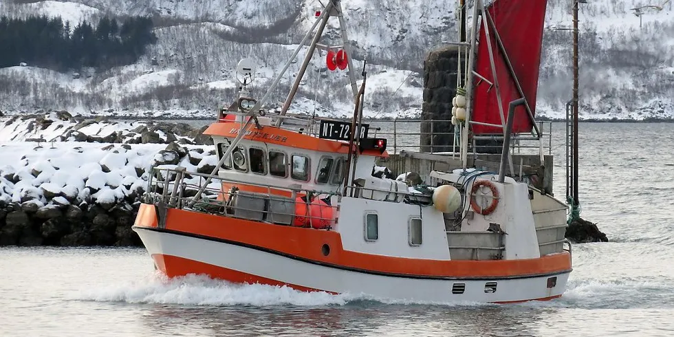 Den minste kystflåten må trå til når muligheten melder seg mellom lavtrykkene. Om bord på ”Marøyskjær” ser man ikke mørkt på situasjonen så langt, på tross av mye uvær og landligge. Her er trønderne på vei inn på havna på Myre.