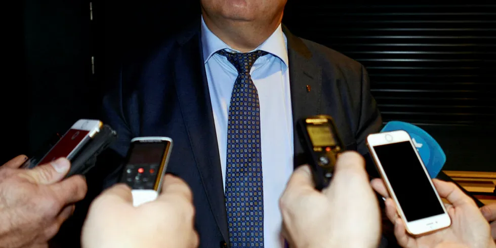 PRESSEKORPS: Olje- og energiminister Kjell-Børge Freiberg ble omringet av pressen etter han slapp nyheten om at vindkraftrammen legges i skuffen. Om det betyr at det vil bli bygd ut mer eller mindre vindkraft, svarte han i realiteten ikke på.