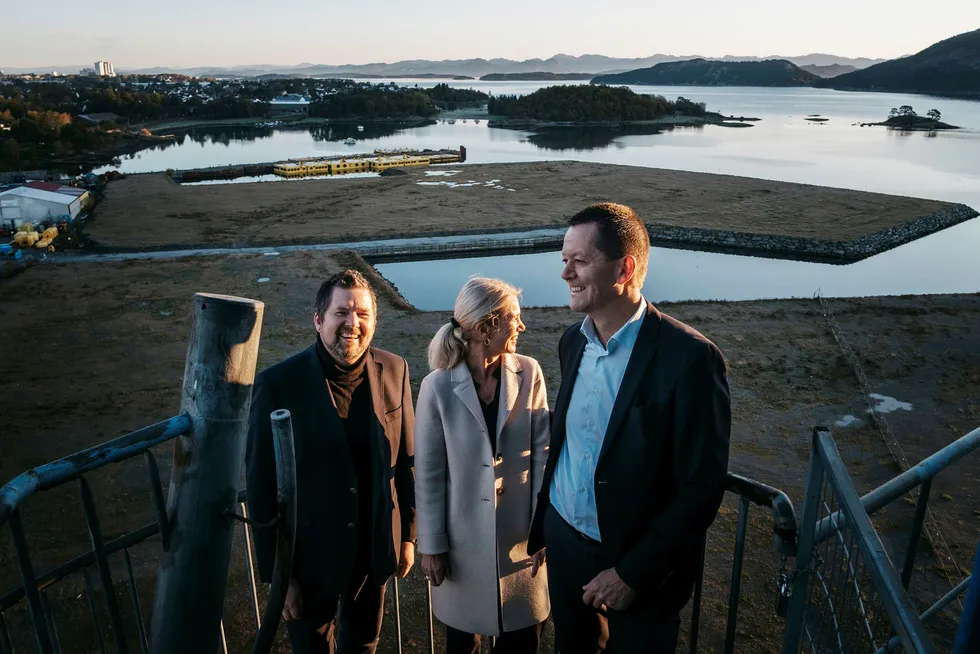 Ti milliarder kroner skal investeres i Hinna Park de neste 10–15 årene. Fredag formiddag ble planene for første fase lansert. Fra venstre Helge Eggja i Jåttåvågen 2 Utvikling, investeringsdirektør i Camar Christine Sagen Helgø og Hans Kjetil Aas, daglig leder i Stavanger Utvikling.