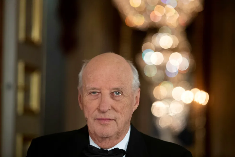 Kong Harald måtte opereres.