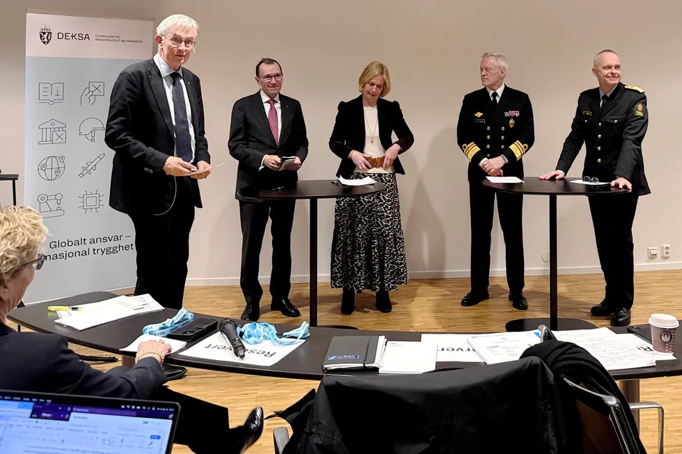 Harriet E. Berg, direktør i Deksa, hører på den tidligere diplomaten Knut Hauge, utenriksminister Espen Barth Eide, assisterende sjef PST Inga Bejer Engh, sjef-E Nils Andreas Stensønes og tolldirektør Øystein Børmer under åpningen av Deksa, det nye direktoratet for eksportkontroll og sanksjoner.