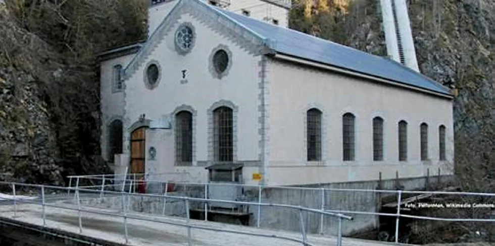 Skjenaldsfossen Kraftverk ligger i Orland kommune i Trøndelag, og er ett av Bekk og Strøms totalt 23 kraftverk. Nå kommer sveitsere inn på eiersiden i det norske selskapet.