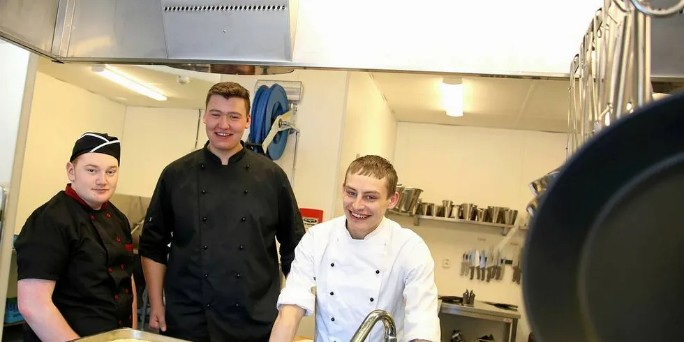 SATSER PÅ FISKERI: Daniel A. Lind (16), Jørgen Andersen (16) og Edvinas Dambrauskas (20). I matfagklassen med åtte elever har fire søkt seg videre på Fiske og fangst til høsten. Både Daniel, Jørgen og Edvinas skal bli fiskere.Foto: Silje Helen Nilsen
