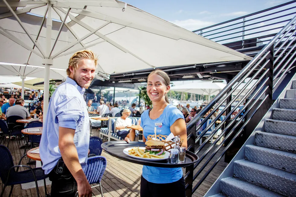 Det har ikke vært stillesittende dager på Lekter'n denne sommeren. Et særdeles varmt vær har ført til tidenes sommerresultat for den flytende restauranten. Servitør Filippa Janssen (20) og hovmester Pål Harboe (24). Foto: Javad Parsa