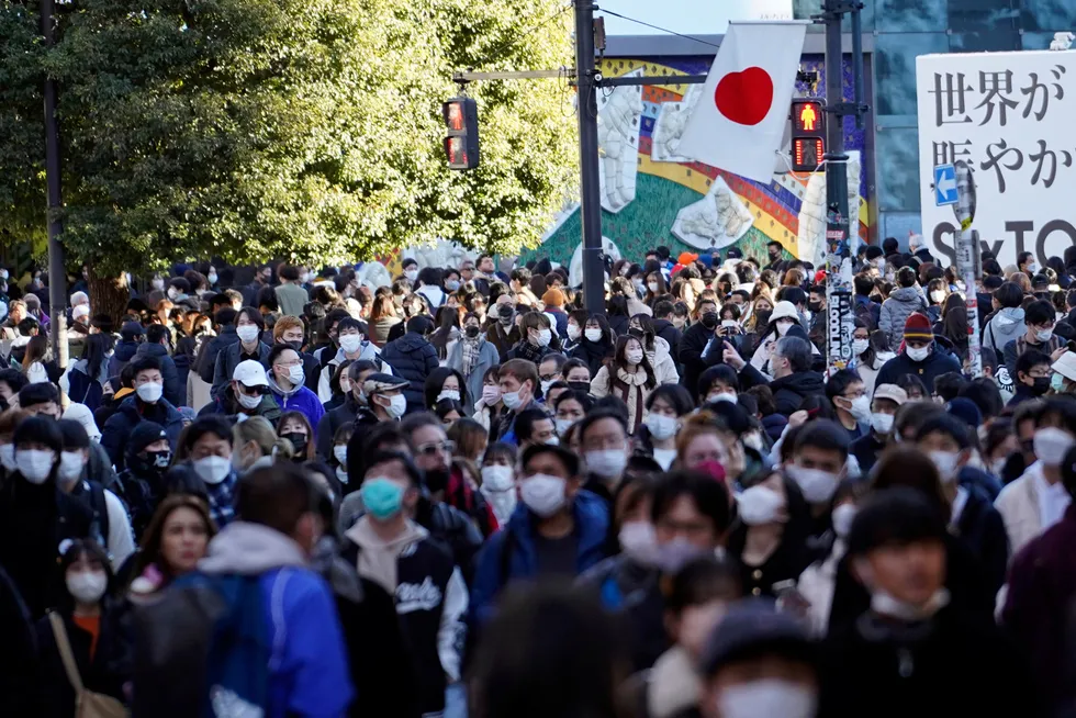 Nesten 40 millioner mennesker bor i Tokyo-regionen i Japan. Landsbygden er i ferd med å dø ut. Myndighetene forsøker å lokke barnefamilier til å flytte fra hovedstaden med kontanter og løfter om gratis barnehaveplass og billige boliger. Her fra Shibuya i Tokyo.