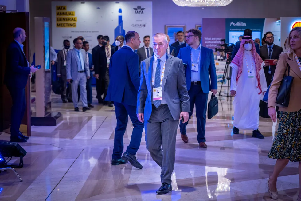 Willie Walsh har de siste to årene ledet den mektige bransjeorganisasjonen Iata, som representerer all verdens flyselskaper. På et toppmøte i Doha snakker han om hvordan medlemmene håndterer stengte luftrom.