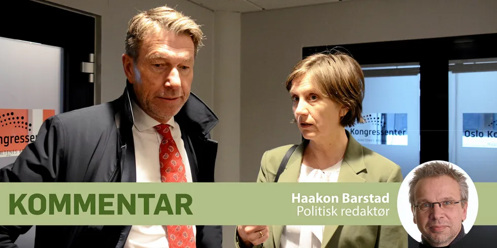 Statsrådene Terje Aasland og Kjersti Toppe viste først tommel opp for den nye standard spotprisavtalen, men nå har de snudd til tommel ned.