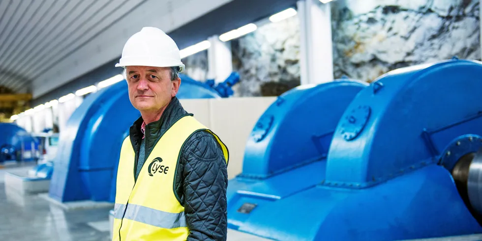 Konsernsjef Eimund Nygaard i Lyse setter nye rekorder. Her i Lysebotn kraftverk.