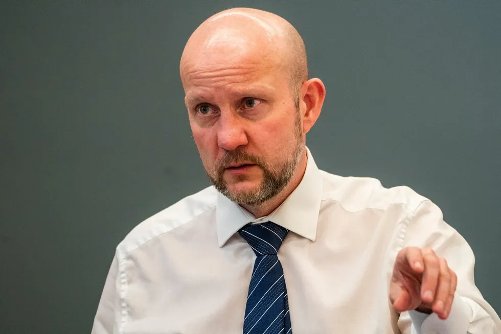 En mann ble i vinter tiltalt for å ha hengt opp falske etterlysninger av blant annet NNPF-nestleder Geir Evanger. Statsadvokaten som tok ut tiltale mot mannen, er selv NNPF-medlem.