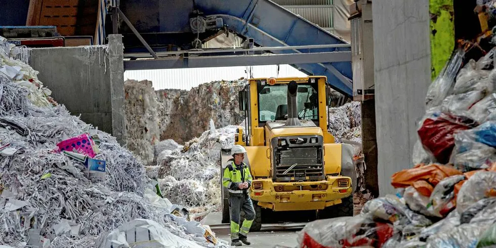 Søppelberget: Tonnevis med søppel og avfall – stappet i plastposer. Dette bildet er fra Norsk Gjenvinnings anlegg på Haraldrud i Oslo. De driver søppelgjenvinning og sorterer det som kommer inn, men dessverre havner mye av plasten som omgir oss i havet. Naturvernforbundet ber sjømatnæringa ta et ekstra ansvar for plast i havet.Foto: Aleksander Nordahl
