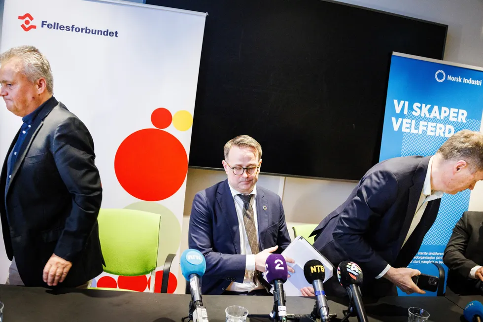 Fellesforbundets leder Jørn Eggum (fra venstre), riksmegler Mats W. Ruland og Knut E. Sunde, fungerende administrerende direktør i Norsk Industri, under starten av meglingene på hotell Opera i Oslo.