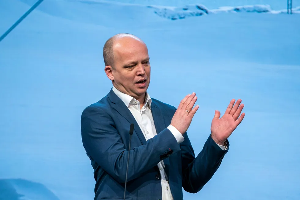 Finansminister Trygve Slagsvold Vedum la fredag frem lønnsstøtteordningen sammen med næringsminister Jan Christian Vestre.
