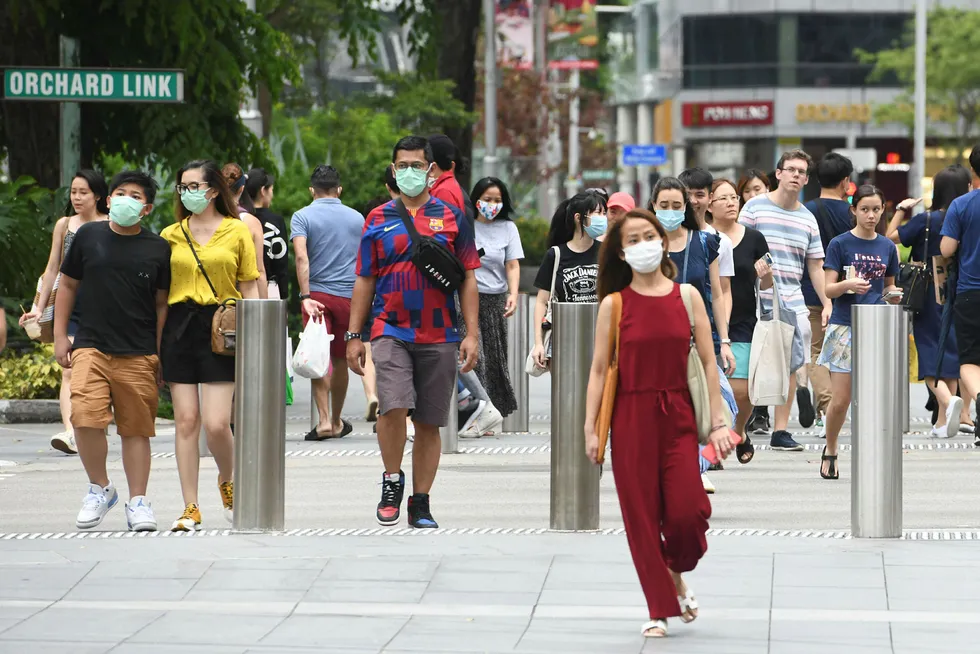 En ny bølge med koronavirussmitte har nådd deler av Asia. Singapore, som er blitt sett som et forbilde på måten de tidlig fikk kontroll på koronasmitten, har aldri tidligere hatt flere nye smittede enn på søndag. Her fra sentrum i Singapore på søndag.