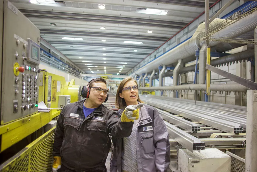 – Det som har endret seg er råvareprisen, den har lagt seg på et høyere nivå, og det er mer ustabilitet i markedet, sier Vera Flatebø, administrerende direktør i Hydal Aluminium Profiler AS på Raufoss. Her med kollega Kristian Sivertsen. Foto: Javad Parsa