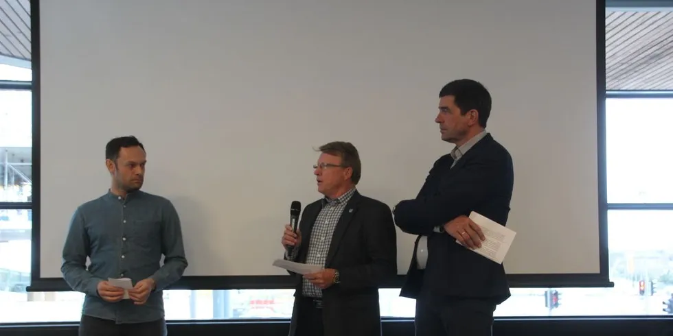 F.v.: Stortingspolitikerne Torgeir Knag Fylkesnes (SV) i debatt med Oskar Grimstad (FrP) og Gunnar Gundersen (H) under årssamlingen til NFKK i Oslo torsdag. Foto: Anders Furuset