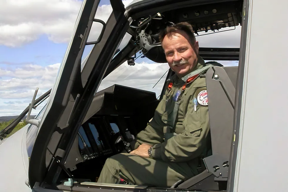 Kjell Hans Martinsen på pilotplass i skandalehelikopteret NH-90.