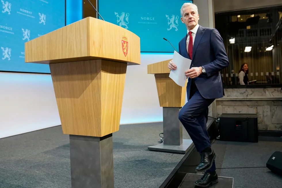 Statsminister Jonas Gahr Støre på sin første pressekonferanse om koronasituasjonen i Norge fredag.