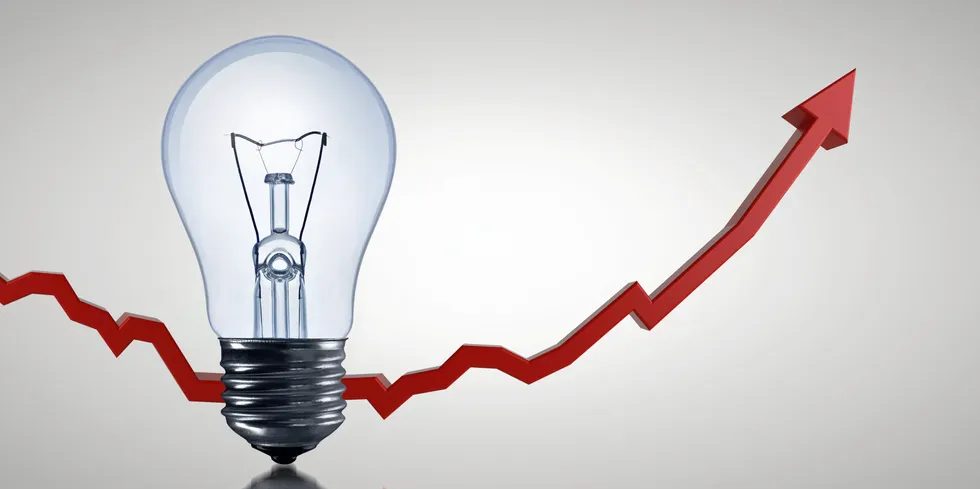 Kraftkontraktene skyter igjen fart oppover og etter nyttår venter vi at prisene lenge vil ligge over 100 euro/MWh. Det er likevel godt under halve prisen av Tyskland.