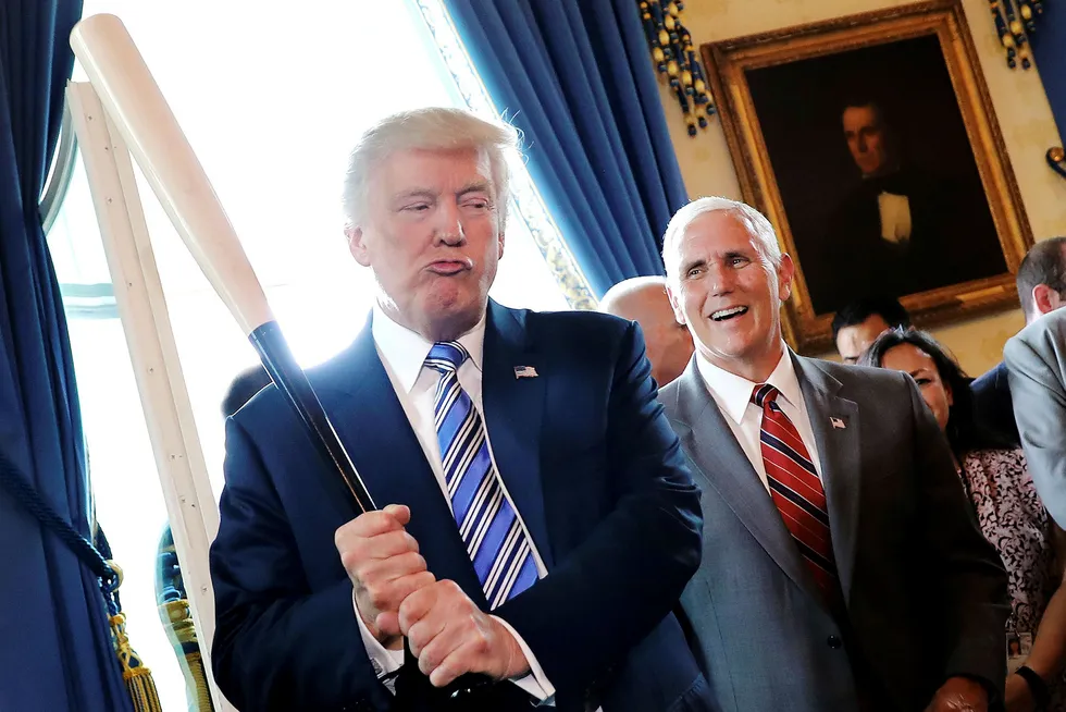 Mandag ble det arrangert «Made in America-day» i Det hvite hus. President Donald Trump gikk rundt og testet ut nasjonale produkter og fikk visepresident Mike Pence til å le. Foto: Carlos Barria/Reuters/NTB Scanpix