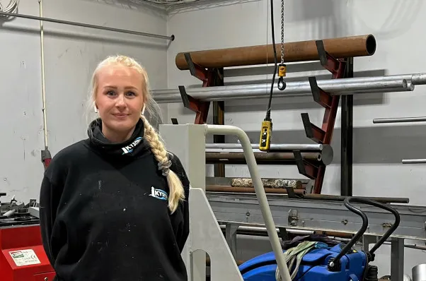Charlotte Lund er sosiale medier ansvarlig hos Kystteknikk. Bedriften satser nytt for å tiltrekke seg yngre mennesker.
