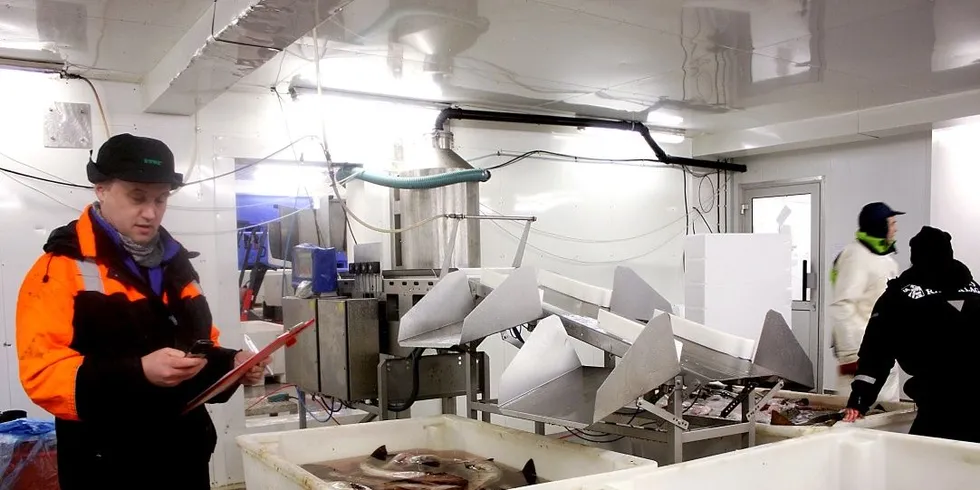 Sjøvann brukt til spyling av fisk og fiskekar er ikke brudd på EUs vanndirektiv, sier Eftas overvåkingsorgan ESA. Arkivfoto